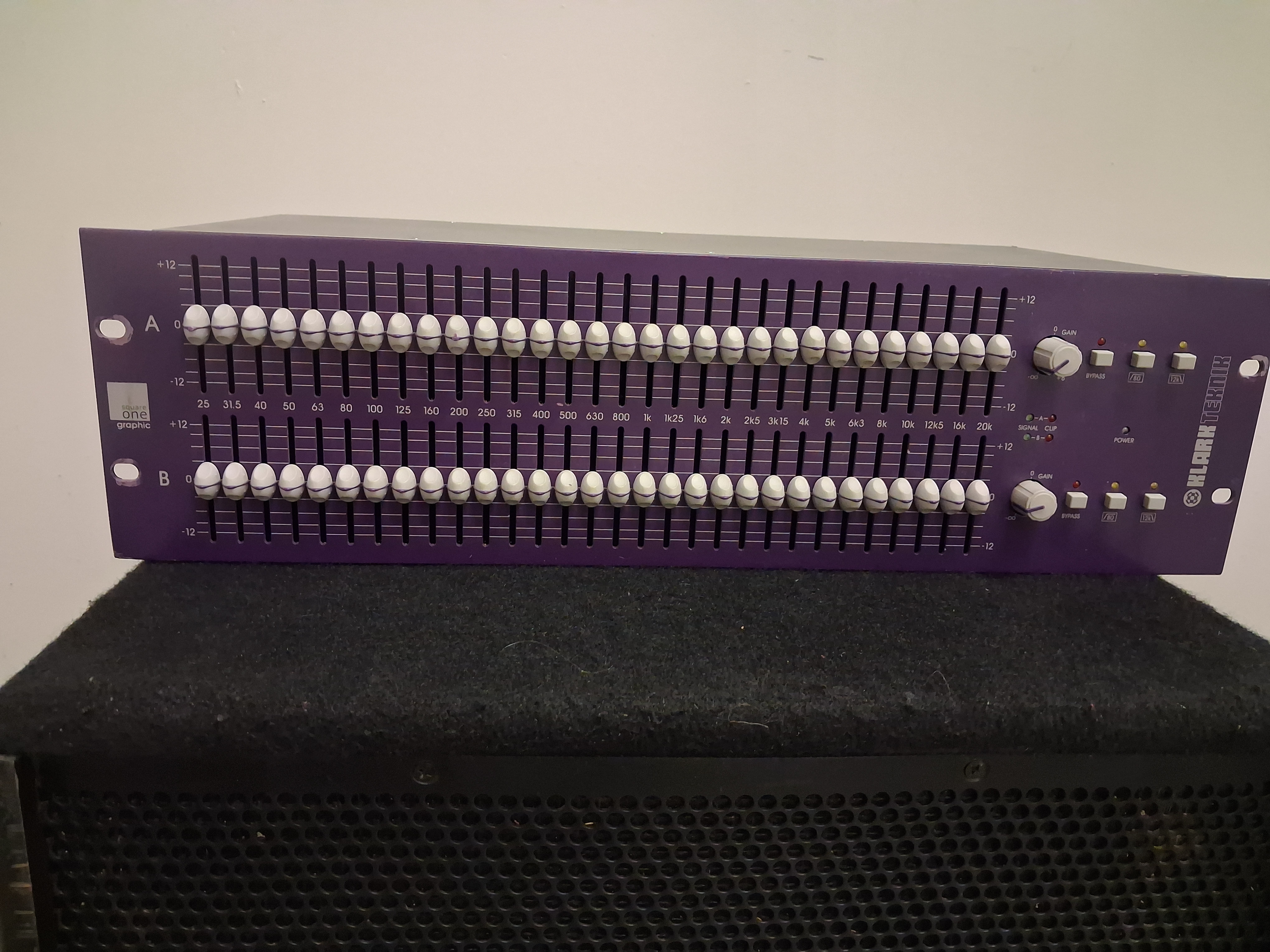 Klark Teknik Square One Graphic EQ – Professioneller 2-Kanal 30