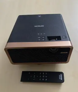 Epson LCD-Projektor H914B