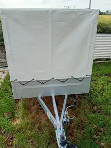 Anhänger mit Planenaufbau 750kg
