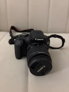 Canon EOS 2000D Spiegelreflexkamera inkl. 18–55mm Objektiv