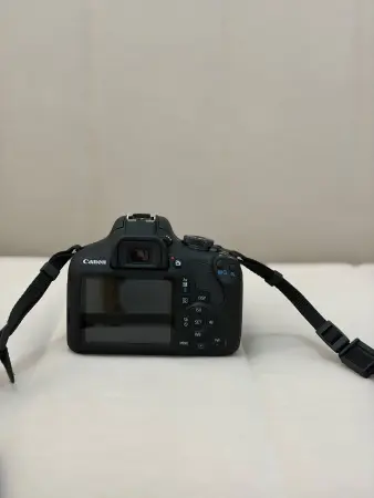 Canon EOS 2000D Spiegelreflexkamera inkl. 18–55mm Objektiv