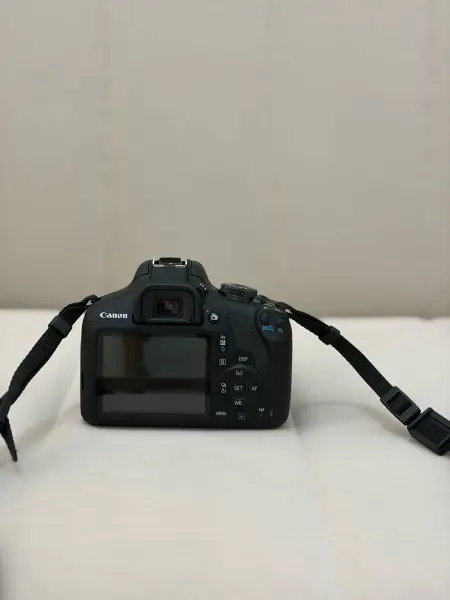 Canon EOS 2000D Spiegelreflexkamera inkl. 18–55mm Objektiv