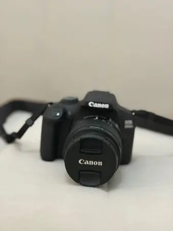 Canon EOS 2000D Spiegelreflexkamera inkl. 18–55mm Objektiv