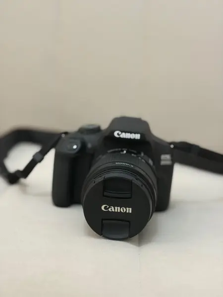 Canon EOS 2000D Spiegelreflexkamera inkl. 18–55mm Objektiv