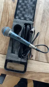 Dynamisches Mikrofon mit XLR-Kabel